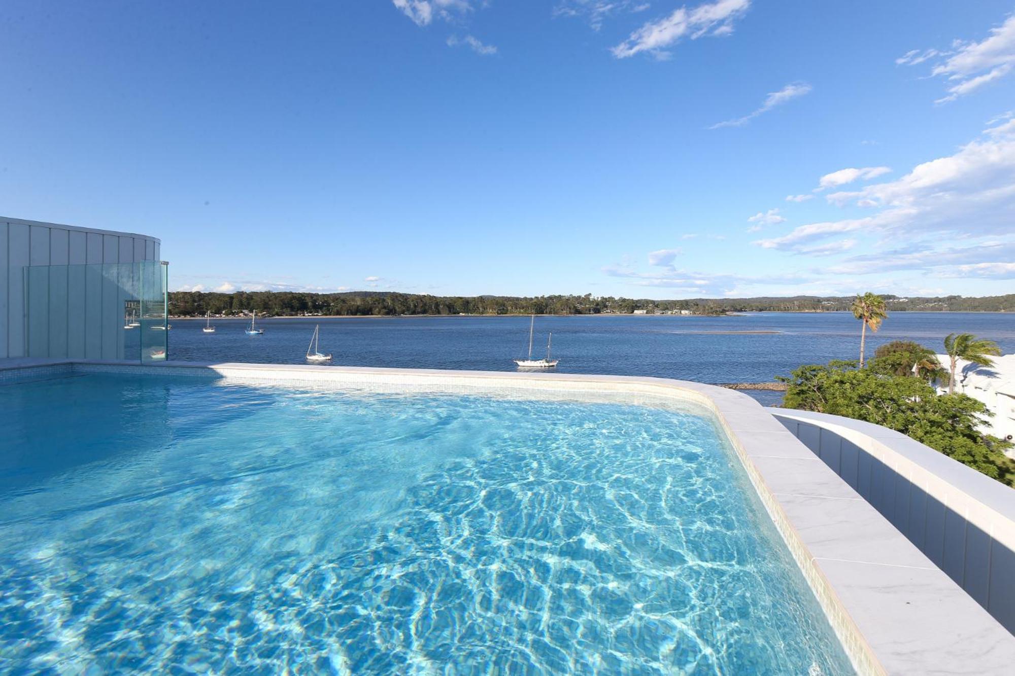 Apartment Modern 1-bedroom With Sweeping Water Views Batemans Bay