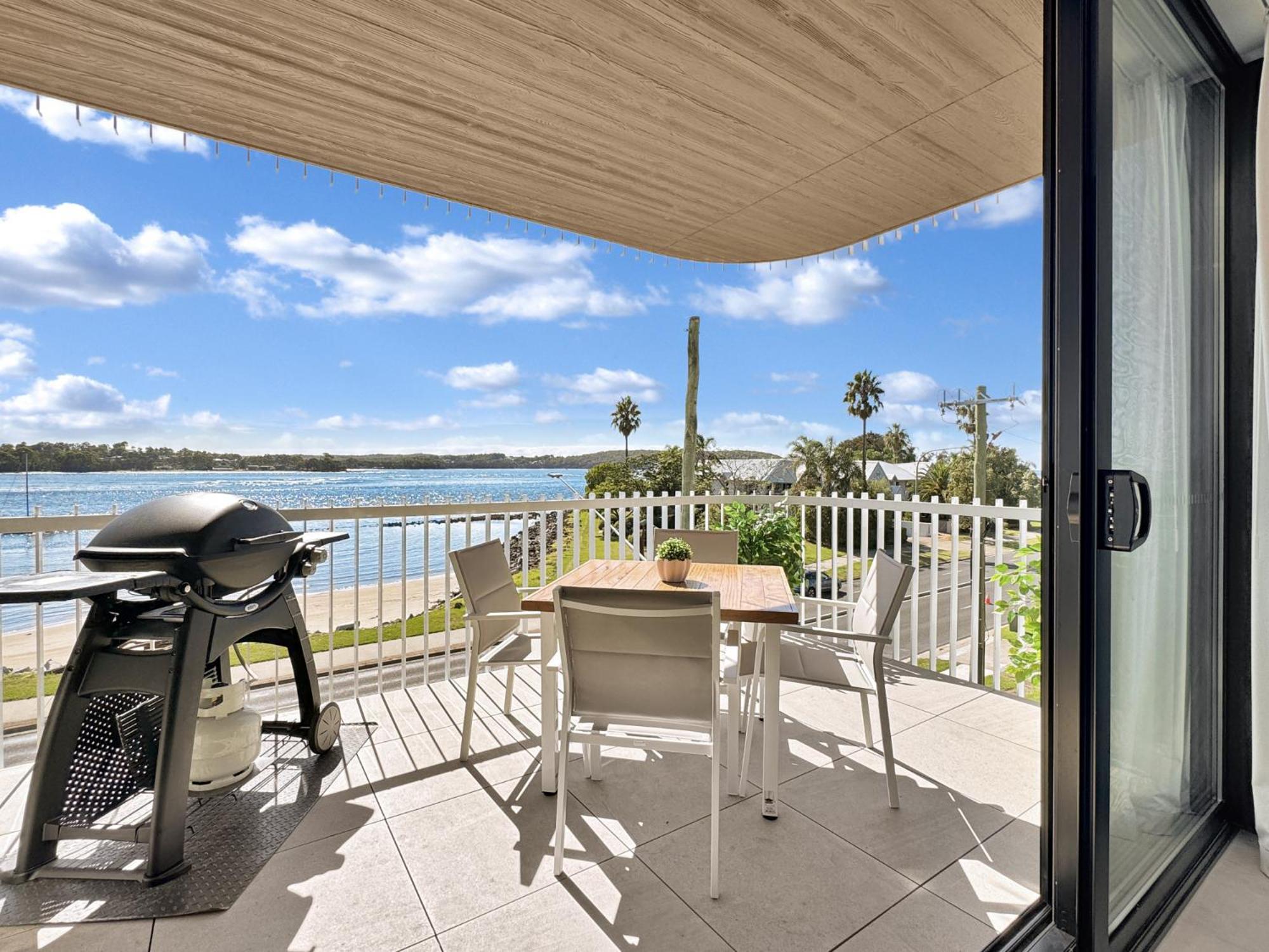 Apartment Modern 1-bedroom With Sweeping Water Views