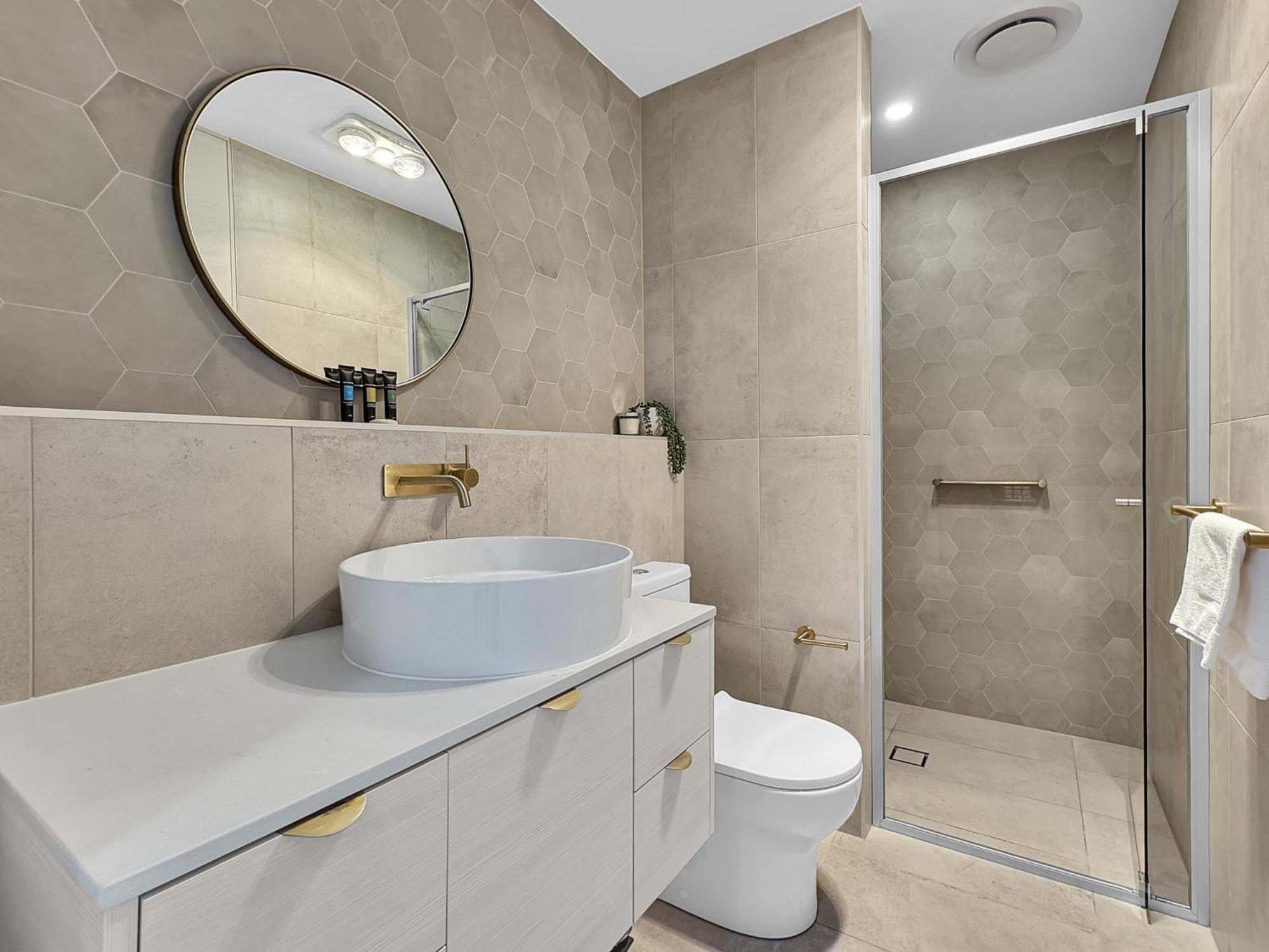 Modern 1-bedroom With Sweeping Water Views Apartment *