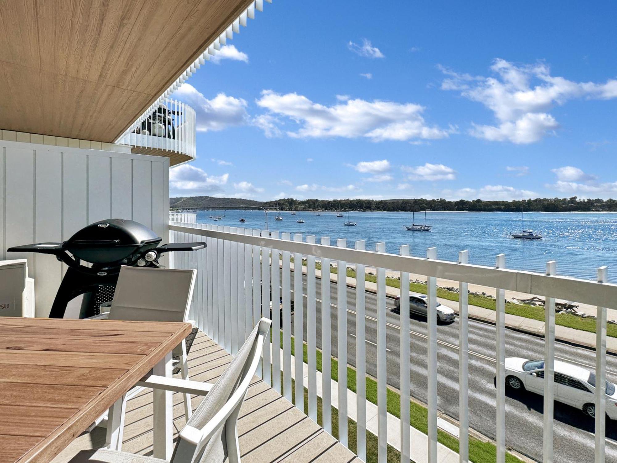 Apartment Modern 1-bedroom With Sweeping Water Views *